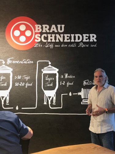 MIchael schneider erklärt Bierbrauen